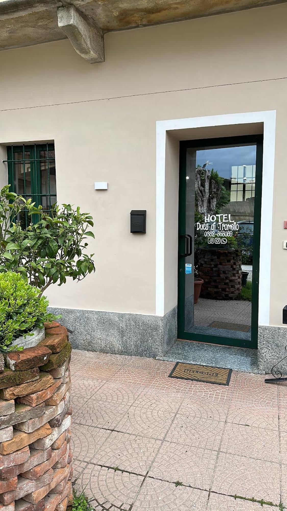特洛梅洛公爵酒店 Tromello 外观 照片
